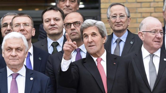 Nahost-Konflikt: Gibt es noch eine friedliche Lösung zwischen Israel und Palästina? Der scheidende US-Außenminister John Kerry spricht bei der Nahost-Konferenz in Paris mit Diplomaten.