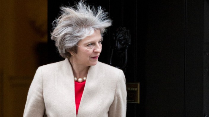 Großbritannien: Vom Winde verweht: Theresa May vor ihrem Amtssitz in der Downing Street. Die Britin hält an diesem Dienstag ihre bisher wichtigste Rede als Premierministerin.