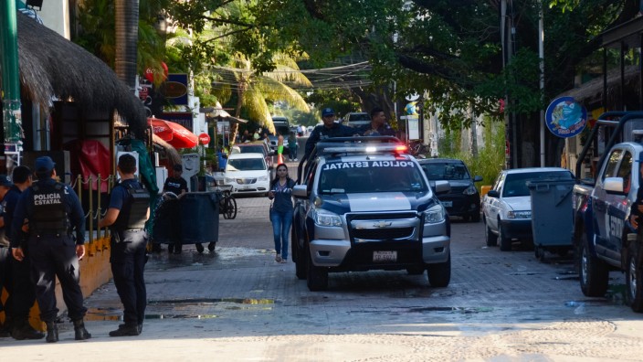 Playa del Carmen: Mexikanische Polizisten pa­t­rouil­lie­ren in der Nähe des Nachtclubs in Playa del Carmen.
