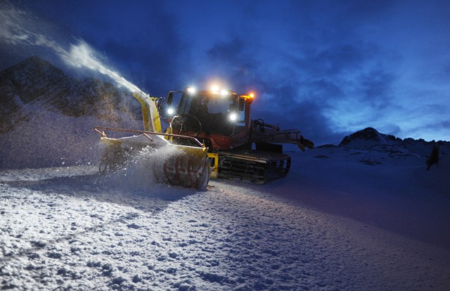 Pistenbully bei Schneepräparation auf der Zugspitze, 2014