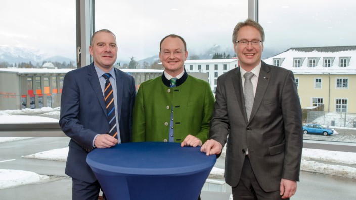 Bad Tölz: Den neuen Kreisvorstand der Raiffeisenbank bilden (v. li.) Christian Glasauer, Vorsitzender Manfred Gasteiger und Johann Gröbmair.