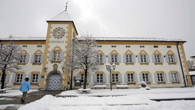 Icking: Prominentes Zeugnis der architektonischen Arbeit: das frühere Verwaltungsgebäude des NS-Rüstungsbetriebs in Geretsried, heute das Rathaus der Stadt.