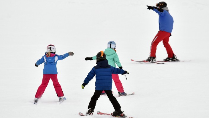 Winter im Sauerland Kinder üben am 14.01.2017 in Winterberg (Nordrhein-Westfalen) auf einer Piste auf dem Altastenberg das Skifahren.