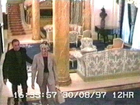 ... kurz danach ging sie, wie dieses Stillbild zeigt, mit ihrem Partner Dodi al-Fayed durch das Foyer ihres Hotels. Diese und weitere Bilder werden derzeit von elf Geschworenen begutachtete, die letztendlich entscheiden sollen, ob Dianas Tod ein Unfall war oder ob ...
