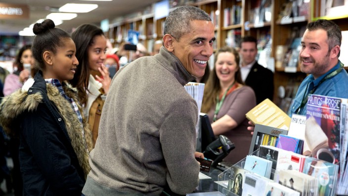 Barack Obama im Interview: Barack Obama mit seinen Töchtern Sasha and Malia in einem Buchladen in Washington.