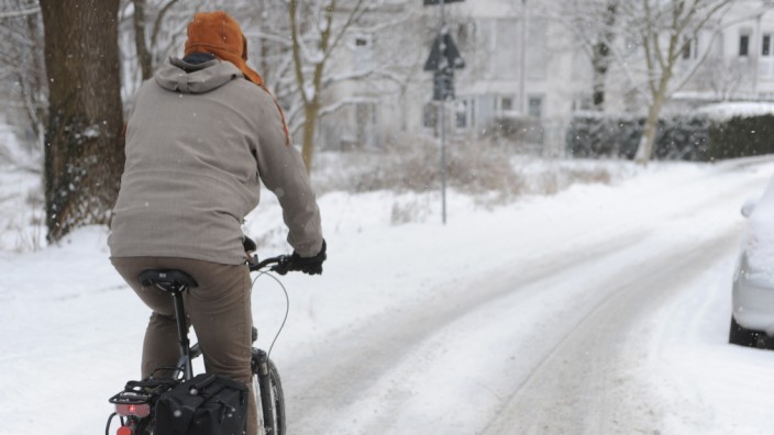 Wetter und Verkehr: Auf schneebedeckten Straßen fährt es sich mitunter gefährlich als Radler.