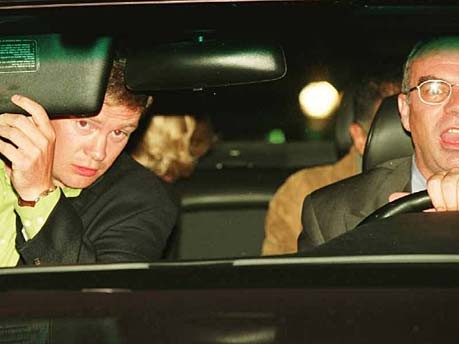 ... wurde dem Gericht dieses Foto präsentiert, das Prinzessin Diana auf dem Rücksitz des Unglücksautos zeigt. Sie dreht dem Kopf, um aus dem Heckfenster zu blicken - angeblich, weil sie von Paparazzi verfolgt worden sein soll. Vorne im Bild sind Dianas Bodyguard Trevor Rhys-Jones (l.) und der Fahrer Henri Paul zu sehen.