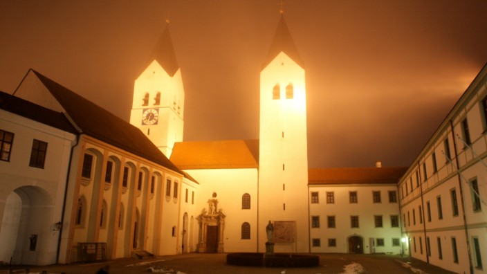 Sagen und Mythen: St. Lantpert soll den Freisinger Dom im Nebel versteckt und so vor den plündernden Magyaren gerettet haben.