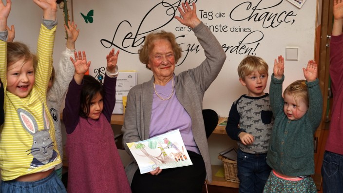 Generationen-Treffen: Elisabeth Mitz, vor 90 Jahren eine der ersten Besucherinnen des Kindergartens St. Anreas im Schlachthofviertel, mit ihren Kollegen von heute.