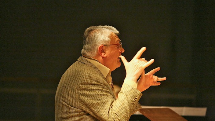 Geretsried: Der Meister braucht nicht einmal ein Instrument: Horia-Dinu Nicolaescu bietet zusammen mit der Musikschule einen Jazz-Workshop an.