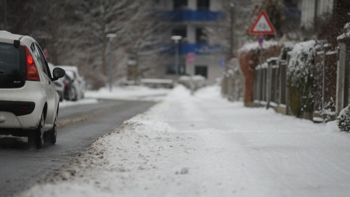 Winter in München: Schneebedeckte Radwege in München.