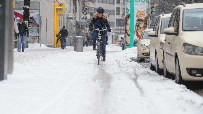Schnee: Das größte Problem: die schlecht geräumten Radwege in der Stadt, wie hier in der Sonnenstraße.