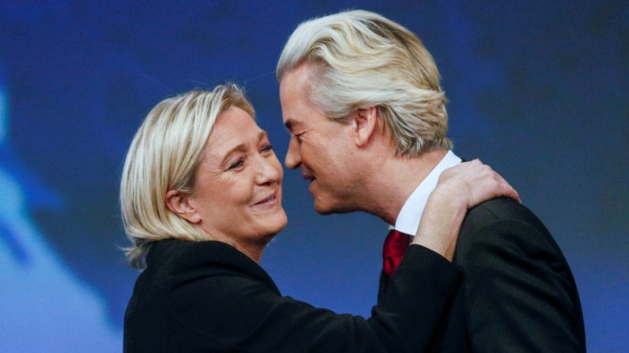 Marine Le Pen, France's National Front political party leader, kisses Netherland's Geert Wilders, president of PVV during the far-right French party's congress in Lyon