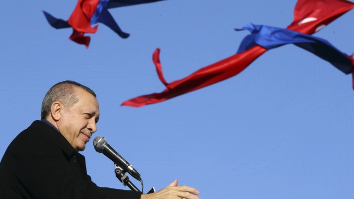 Leserdiskussion: "Sollte Erdoğan seinen Willen bekommen, werden sich künftig nur noch zwei Blöcke gegenüber stehen: Erdoğans islamisch-nationalistischer und der von der CHP dominierte säkulare Block", schreibt Mike Szymanski.