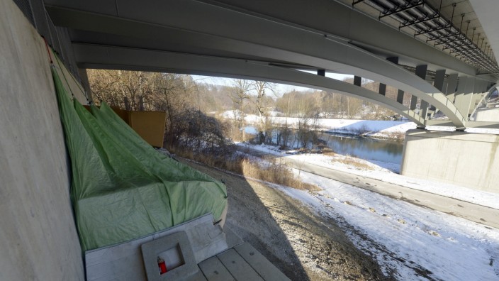 Wohnen in und um München: Wohnen im Landkreis München mal anders: Unter der Grünwalder Brücke hat sich ein Obdachloser trotz Eis und Schnee eingerichtet.