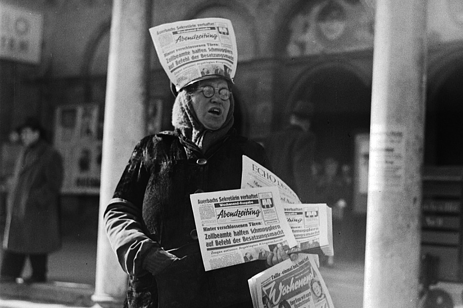 Zeitungsverkäufer am Münchner Hauptbahnhof, 1952