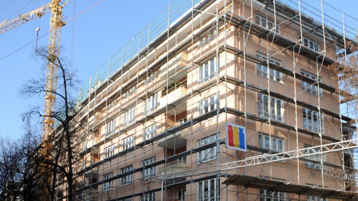 Wohnungsmarkt: Bauerstraße 10 und 12: Die bisherige Eigentümerin baut gerade das Dachgeschoss aus. Kaufen will das Haus ein "Immobilienprojektentwickler" mit Sitz in Grünwald.