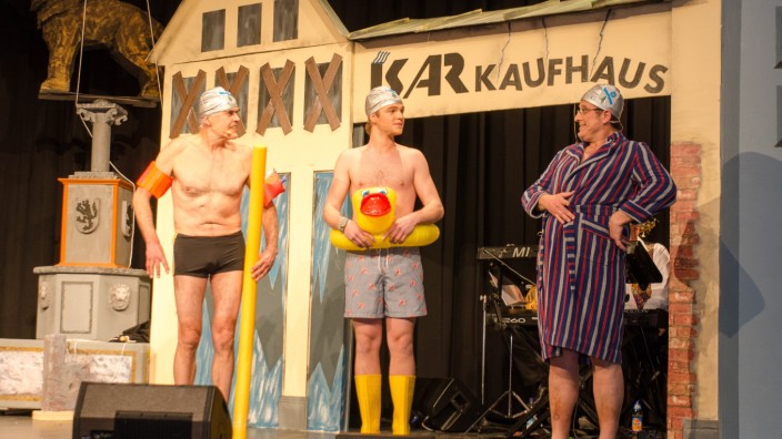 Wolfratshausen: Im Singspiel 2016 nahm die Bauernbühne den Streit um Hallenbad und Isarkaufhaus aufs Korn. Heuer wird Ludwig Gollwitzer (r.) allein auftreten.