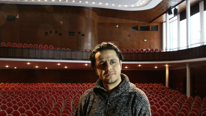 Asylpolitik: Das Münchner Gärtnerplatztheater hat Ahmad Shakib Pouya ein Jobangebot gemacht - das soll die Wiedereinreise erleichtern.