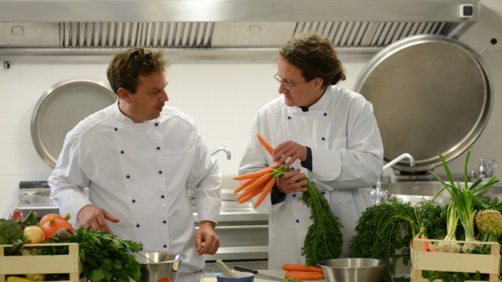 Vegan essen: Joachim Schwarz (l.) und Timo Kreuzer verkaufen mit ihrer Firma mit Sitz in Unterbrunn Suppen, Eintöpfe und Currys aus dem Glas. Dafür verwenden sie am liebsten Zutaten aus der Region.