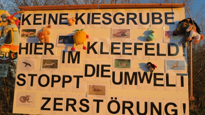 Sauerlach: Ihren Missmut über das Vorhaben des Unternehmens Gruber, vor ihrer Haustür Kies abzubauen, haben Anwohner der Kleefeldstraße auch optisch zum Ausdruck gebracht.