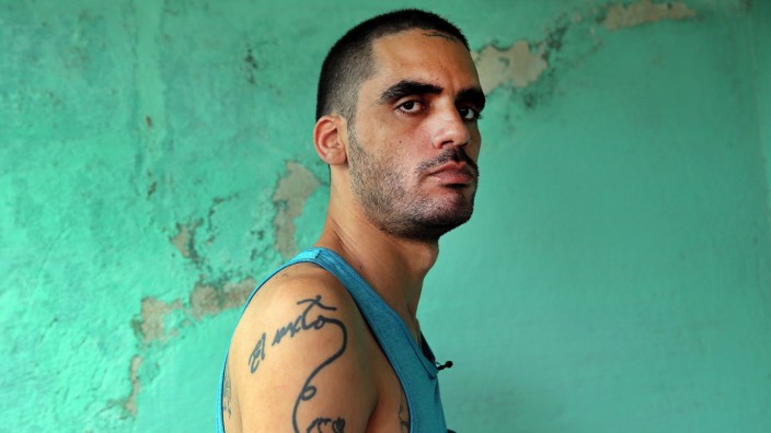 Cuban street artist and dissident released from prison after 10 m