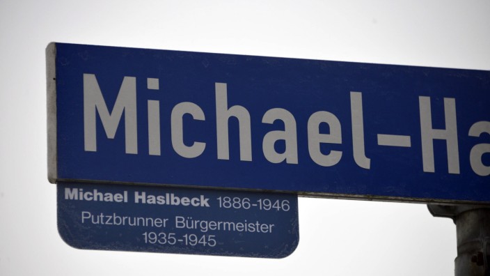 Straßennamen in Putzbrunn: Die Zusatztafeln in der Michael-Haslbeck-Straße hängen bereits.