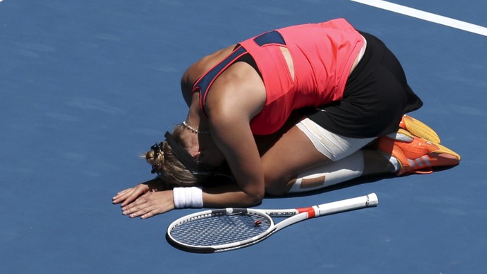 Australian Open: Am Boden, aber vor Freude: Mirjana Lucic-Baroni bei den Australian Open.
