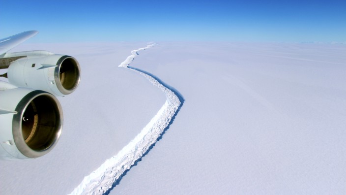 Klimaforschung: Ein Riss, so weit das Auge reicht: Der Sprung im Larsen-C-Eisschelf im November 2016, von einem Forschungsflugzeug aus fotografiert.
