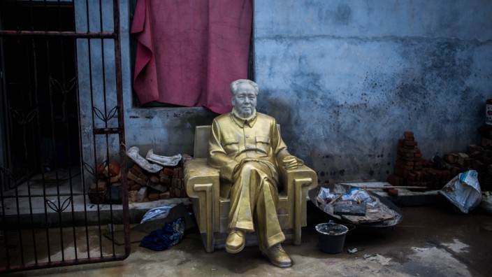 China: Neuer Personenkult mit alten Führern: Mao-Statue im Hinterhof einer Memorabilien-Fabrik im Südosten Chinas.