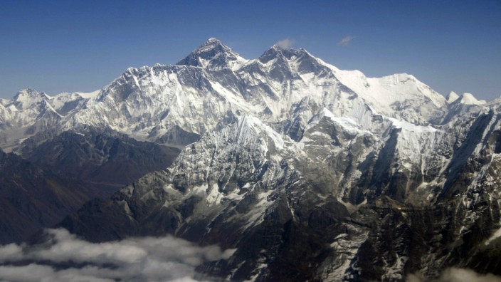 Mount Everest: In den meisten Lexika wird die Höhe des Mount Everests mit 8848 Metern angegeben.