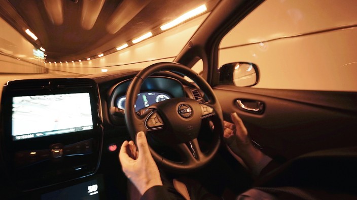 Autonomes Fahren: Fahrtest in einem Nissan. Die Regierung will Autofahrer und Autopilot-Systeme rechtlich gleichstellen.