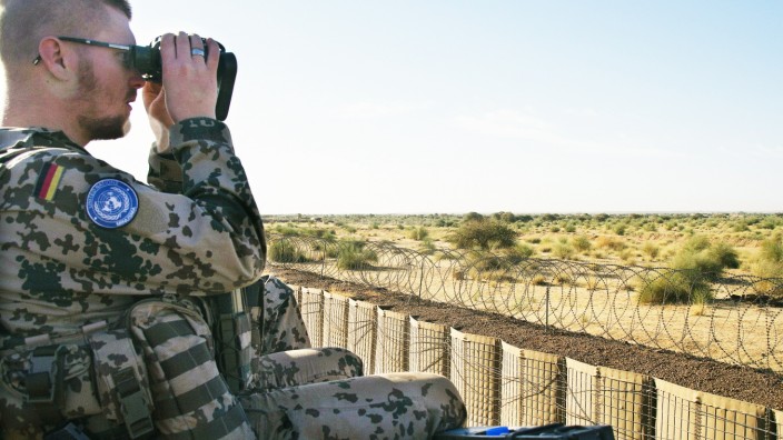 Bundeswehrsoldaten am 16 12 2016 auf Beobachtungsposten in Camp Castor in Gao Mali Die Bundeswehr