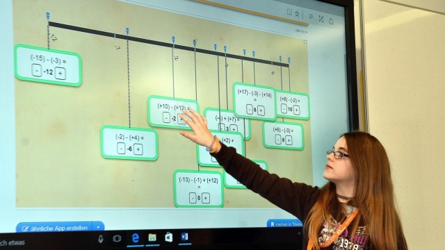 Multitouchscreens an Erdinger Schulen: Mit Hilfe der neuen Touchscreens kann die Mittelschule Altenerding den Unterricht jetzt durch kleine Lernspiele auflockern. Hier ordnet Marie aus der 7a Rechnungen am Zahlenstrahl.