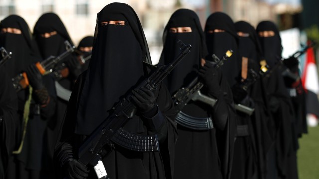 Jemen: Kriegerinnen und Kalaschnikows: Frauen der jemenitischen Huthi-Rebellen bei einer Demonstration in Sanaa, die gegen Saudi-Arabien gerichtet ist.