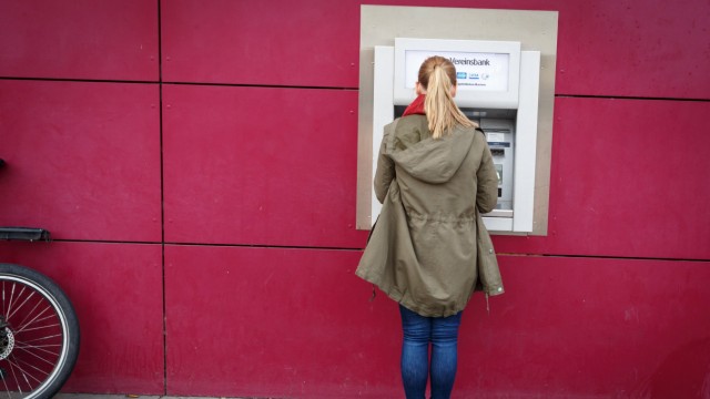 DEU Deutschland Hamburg 25 08 2014 Junge Frau am Geldautomaten der HypoVereinsbank HVB