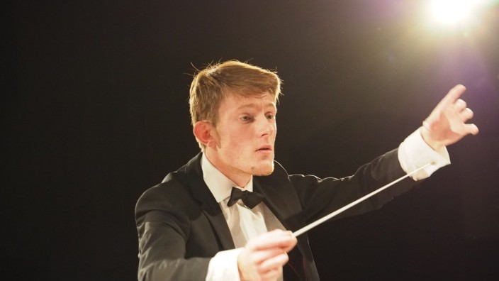Der junge Vaterstettener Dirigent Maximilian Leinekugel