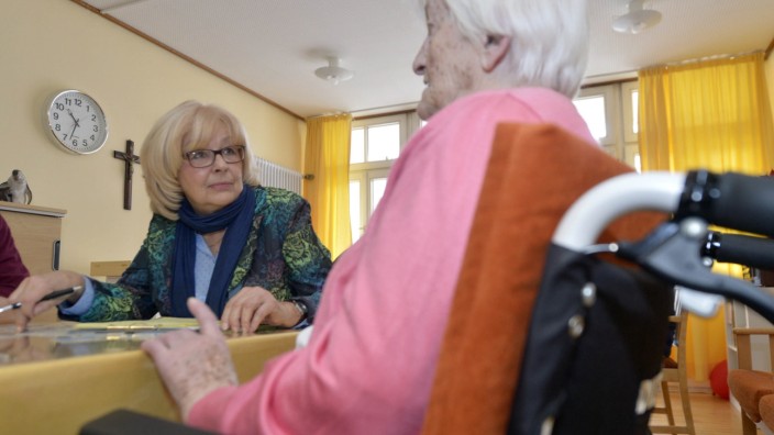 Maria-Stadler-Haus Haar: Rita Wiegand (links) kann sich 14 Wochenstunden auf die Hospiz- und Palliativarbeit im Maria-Stadler-Haus konzentrieren.