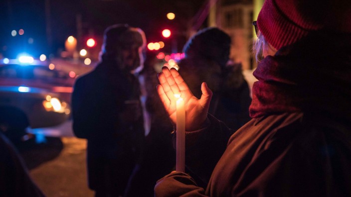 Kanada: Gedenken im Kerzenschein: Vor der Moschee versammelten sich Menschen und trauerten um die Opfer.