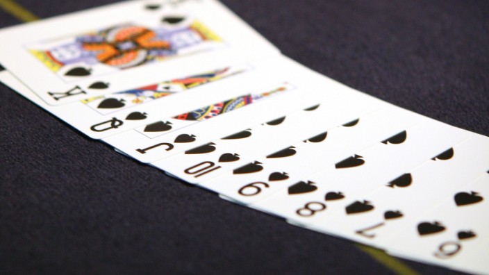 Ein aufgedecktes Pokerblatt auf einem Pokertisch.