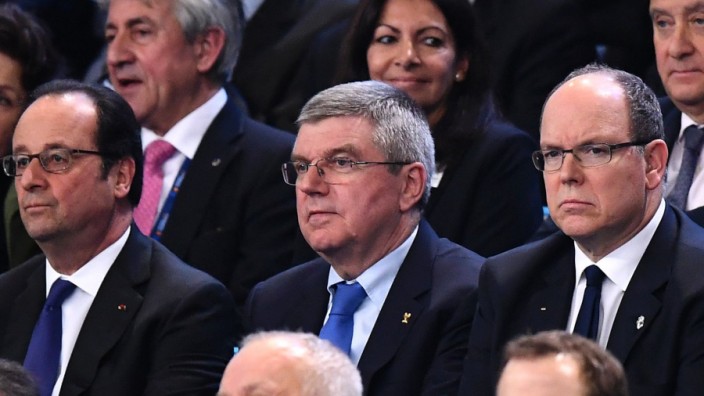 Sportpolitik: In diplomatischen Kreisen: IOC-Chef Thomas Bach, zwischen Frankreichs Präsident François Hollande (li.) und Albert II. von Monaco beim Handball-Finale.
