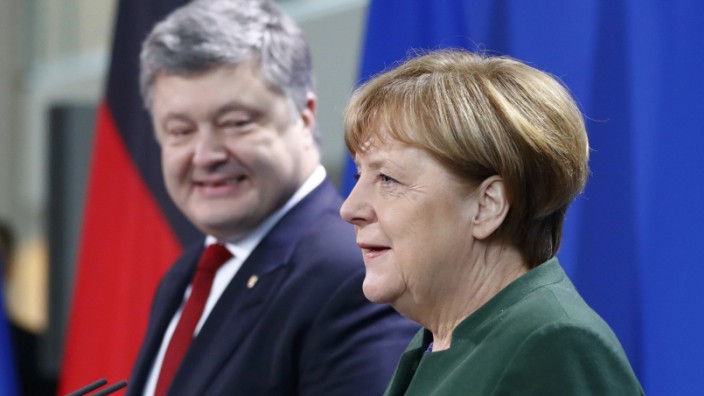 German Chancellor Merkel and Ukraine's President Poroshenko address a news conference in Berlin