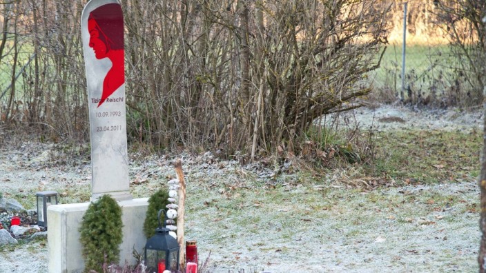 Diebstähle auf Friedhöfen: Ein Snowboard als Grabstein: Die letzte Ruhestätte eines 17-Jährigen auf dem Forstinninger Friedhof wurde bereits öfter von Dieben heimgesucht.
