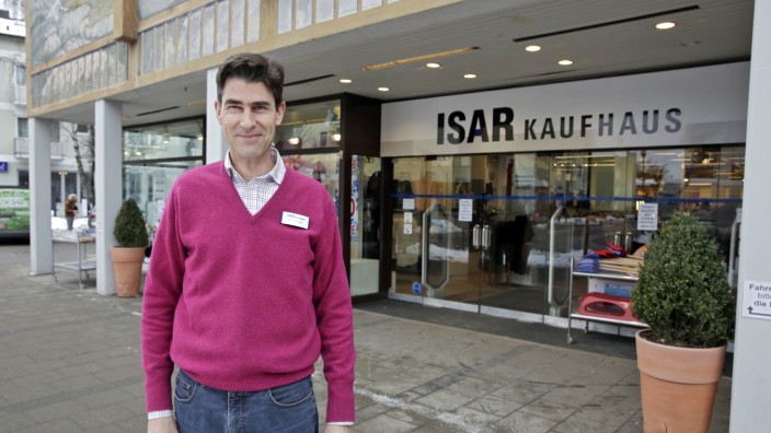 Wolfratshausen: Frederik Holthaus am Isar-Kaufhaus Geretsried, auf das er seine unternehmeriche Tätigkeit vor vier Jahren konzentriert hat.