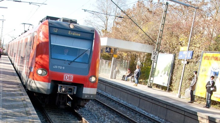 Bahnausbau: Eine S-Bahn nach Erding fährt in Poing ein, noch auf zwei Gleisen.