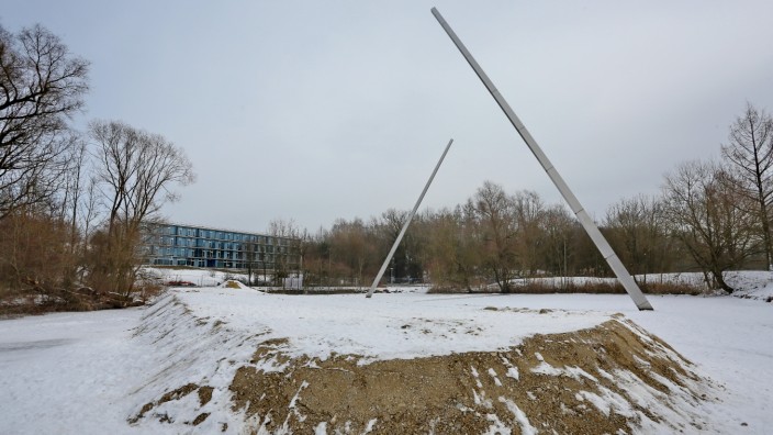 Baustraße für die neue Campusbrücke angelegt: Weil die TU München eine neue Brücke zum Campus bauen will, hat sie an den Uni-Weihern einen Damm für die Baustraße aufgeschüttet.