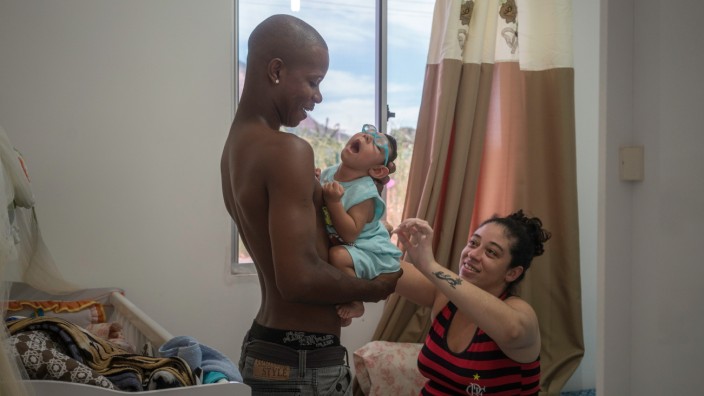Infektionskrankheit: Seinen winzigen Kopf kann Luiz Phillipe noch nicht heben, im Alter von 13 Monaten. Die Eltern werden mit der Versorgung des Kindes weitgehend alleingelassen.