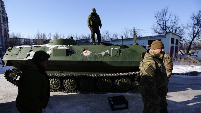 Ostukraine: Sanitäter stehen an einem Panzer, nachdem sie in der Stadt Awdijiwka Verwundete in ein Krankenhaus gebracht haben (Foto vom 30.1.2017).