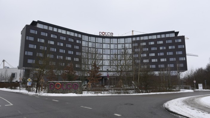 Hotelpläne in Unterschleißheim: Der rote Schriftzug Dolce verschwindet an diesem Mittwoch und wird durch den neuen Namen Infinity ersetzt.