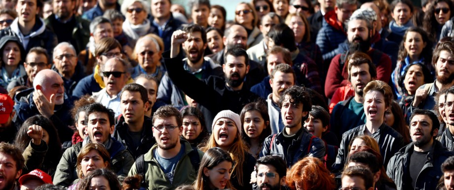 Demonstrators shout slogans during a protest against a purge of thousands of education staff since an attempted coup in July, in front of the main campus of Istanbul University at Beyazit square in Istanbul